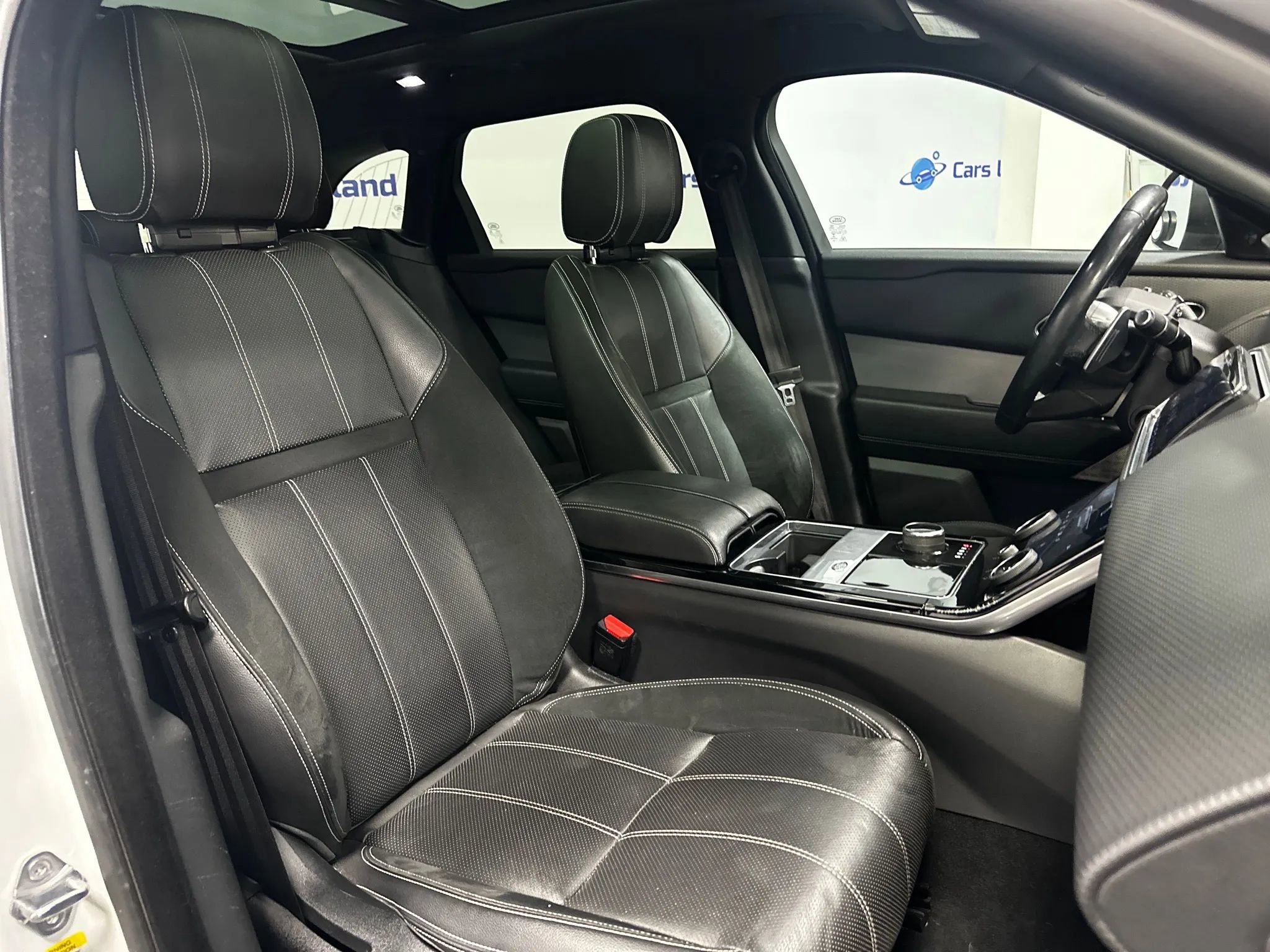 Used 2019 Land Rover Range Rover Velar R-Dynamic SE image 25