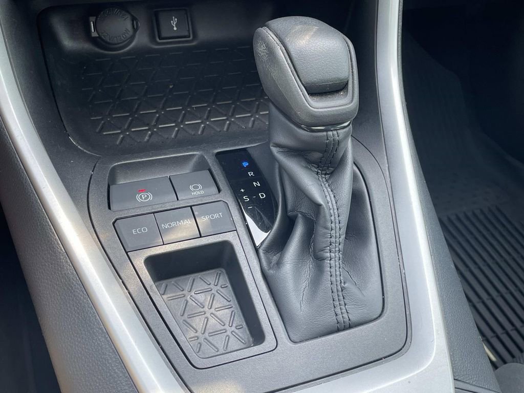 Used 2022 Toyota RAV4 XLE w/ Convenience Package image 24