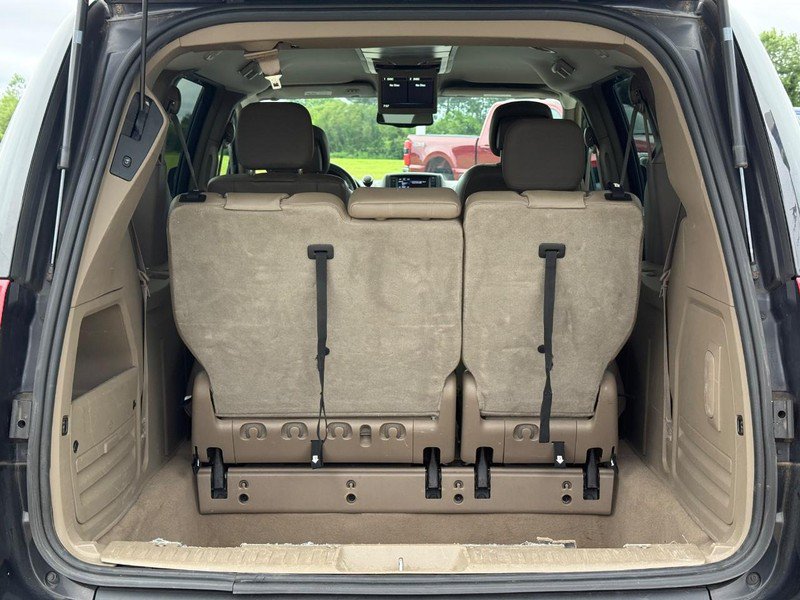 Used 2014 Chrysler Town & Country Touring-L w/ Driver Convenience Group FWD image 6