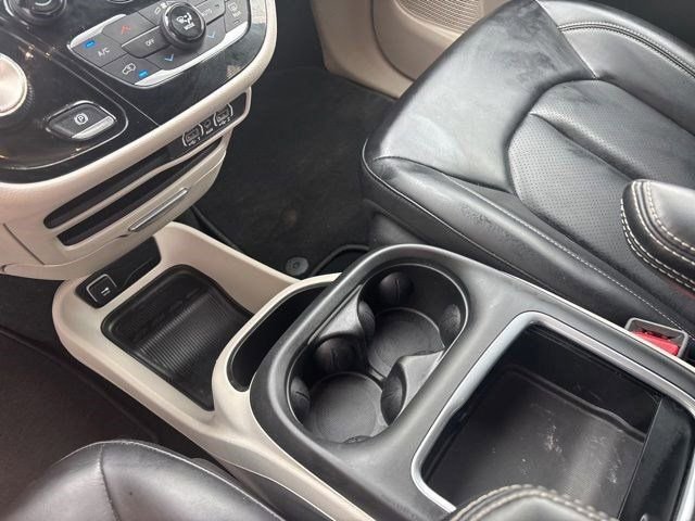 Used 2023 Chrysler Pacifica Touring-L FWD image 27