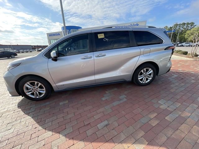 Used 2021 Toyota Sienna Limited image 12