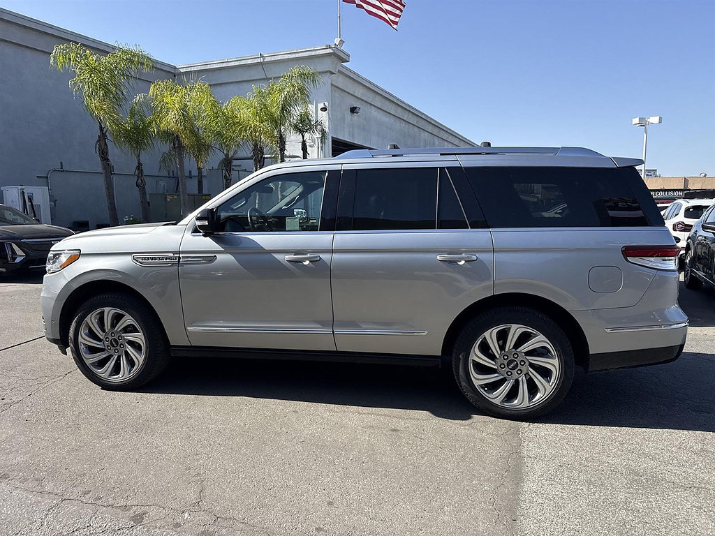Used 2024 Lincoln Navigator Reserve AWD/4WD image 6