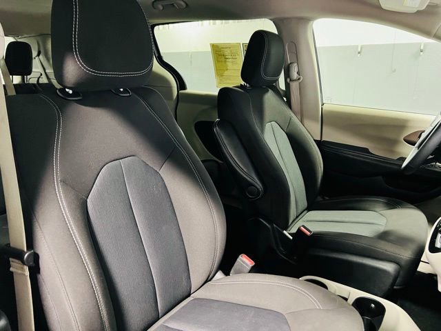 Used 2023 Chrysler Voyager LX image 33