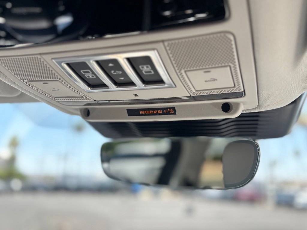 Used 2025 Land Rover Discovery S AWD/4WD image 17