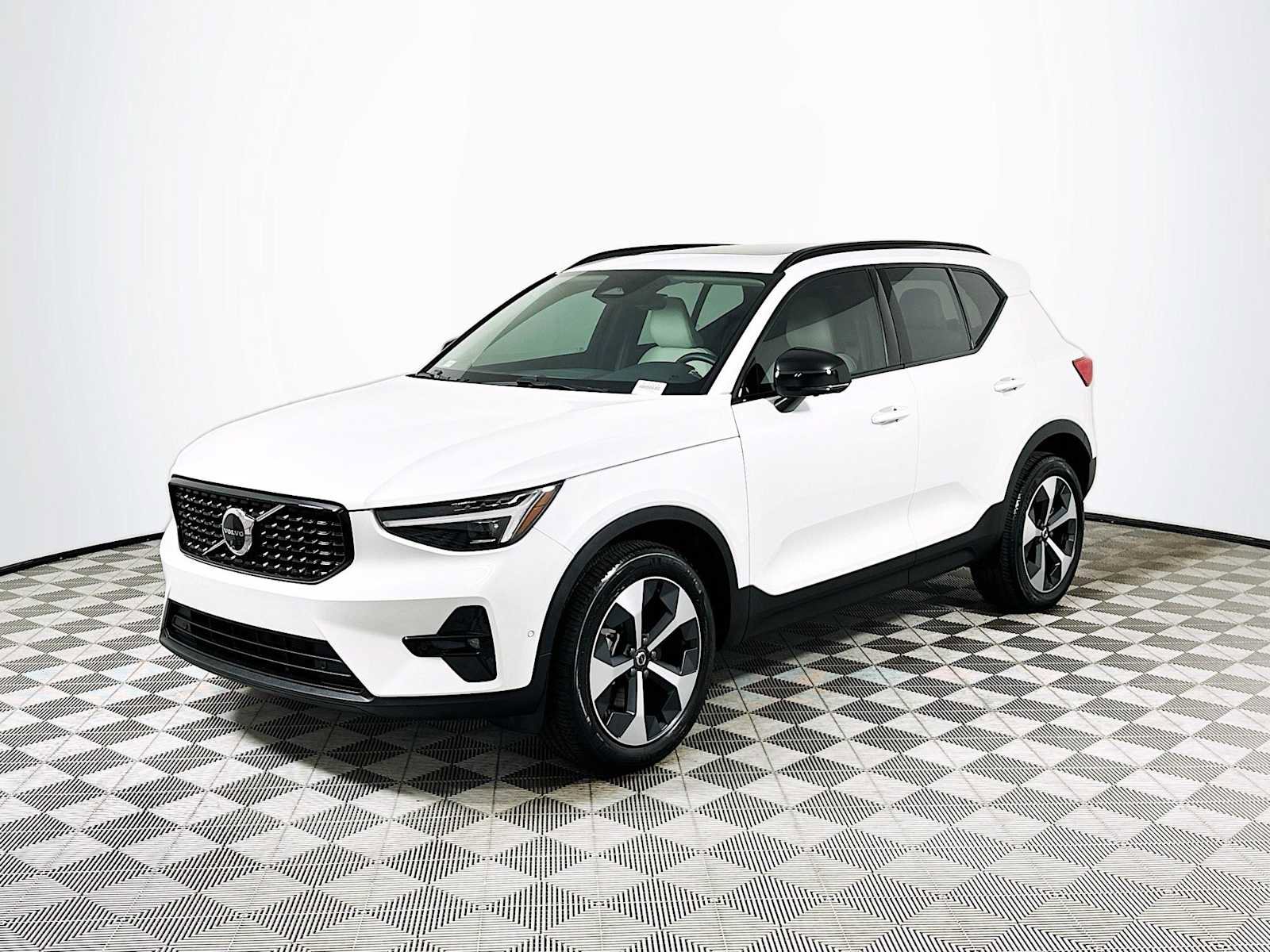 Used 2025 Volvo XC40 B5 Plus w/ Protection Package Premier image 3