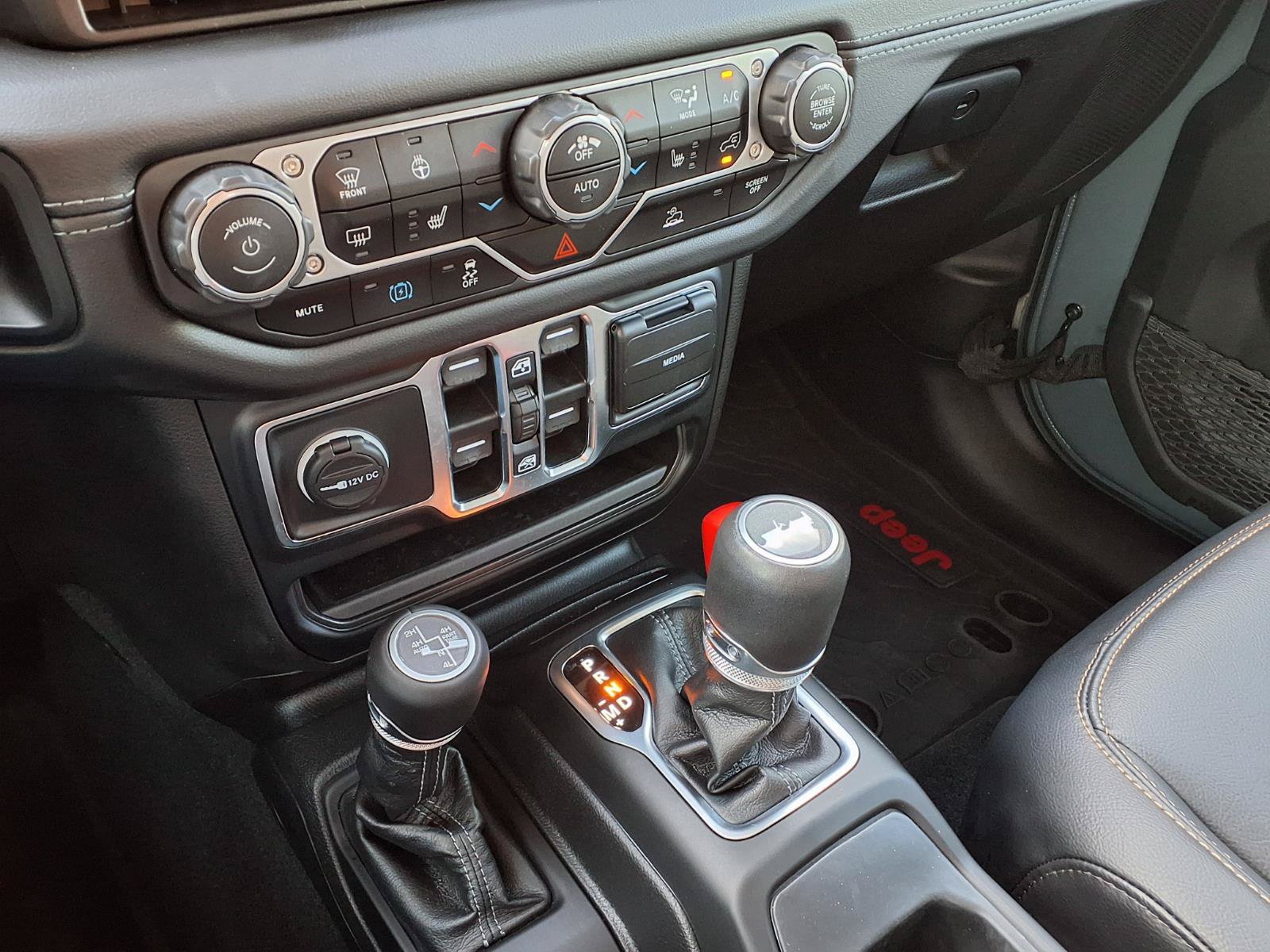 Used 2024 Jeep Wrangler Unlimited Sahara AWD/4WD image 25
