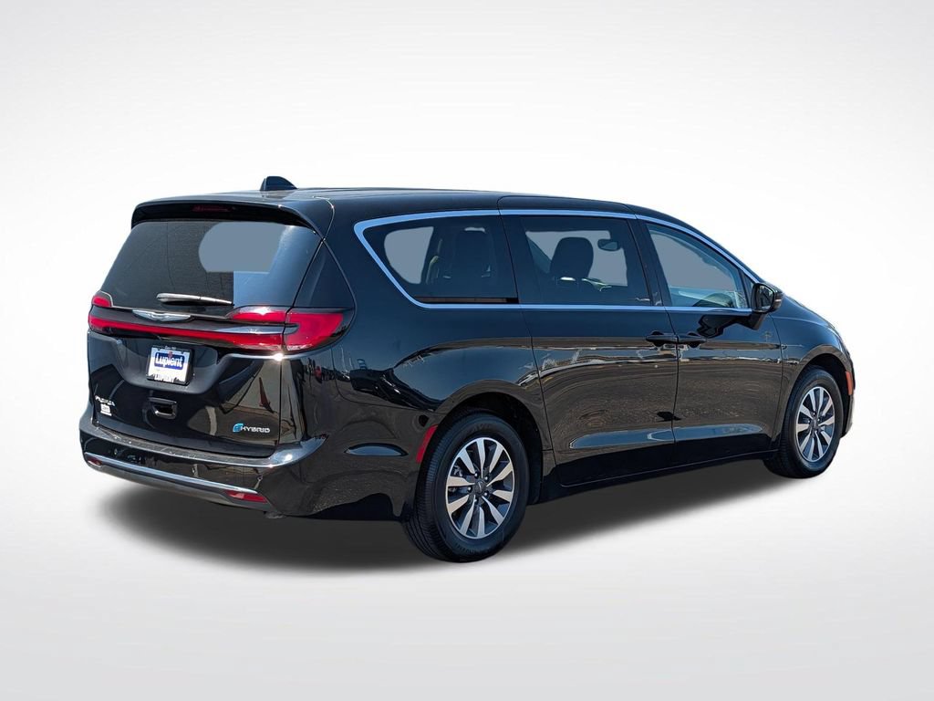 Used 2023 Chrysler Pacifica Touring-L FWD image 3