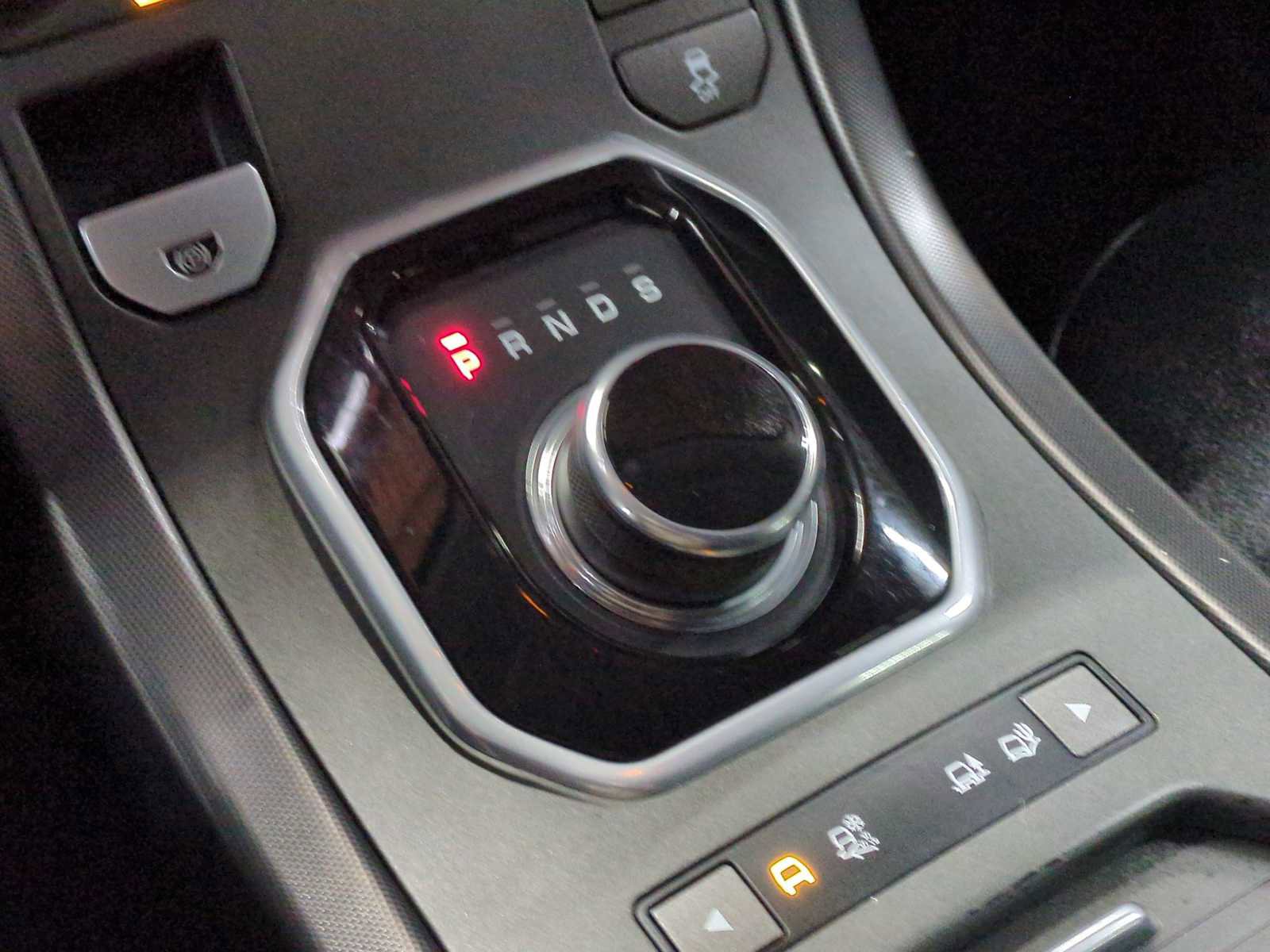 Used 2019 Land Rover Range Rover Evoque SE image 28