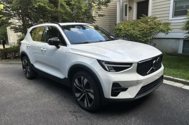 Used 2023 Volvo XC40 B5 Plus w/ Protection Package Premier AWD/4WD image 2