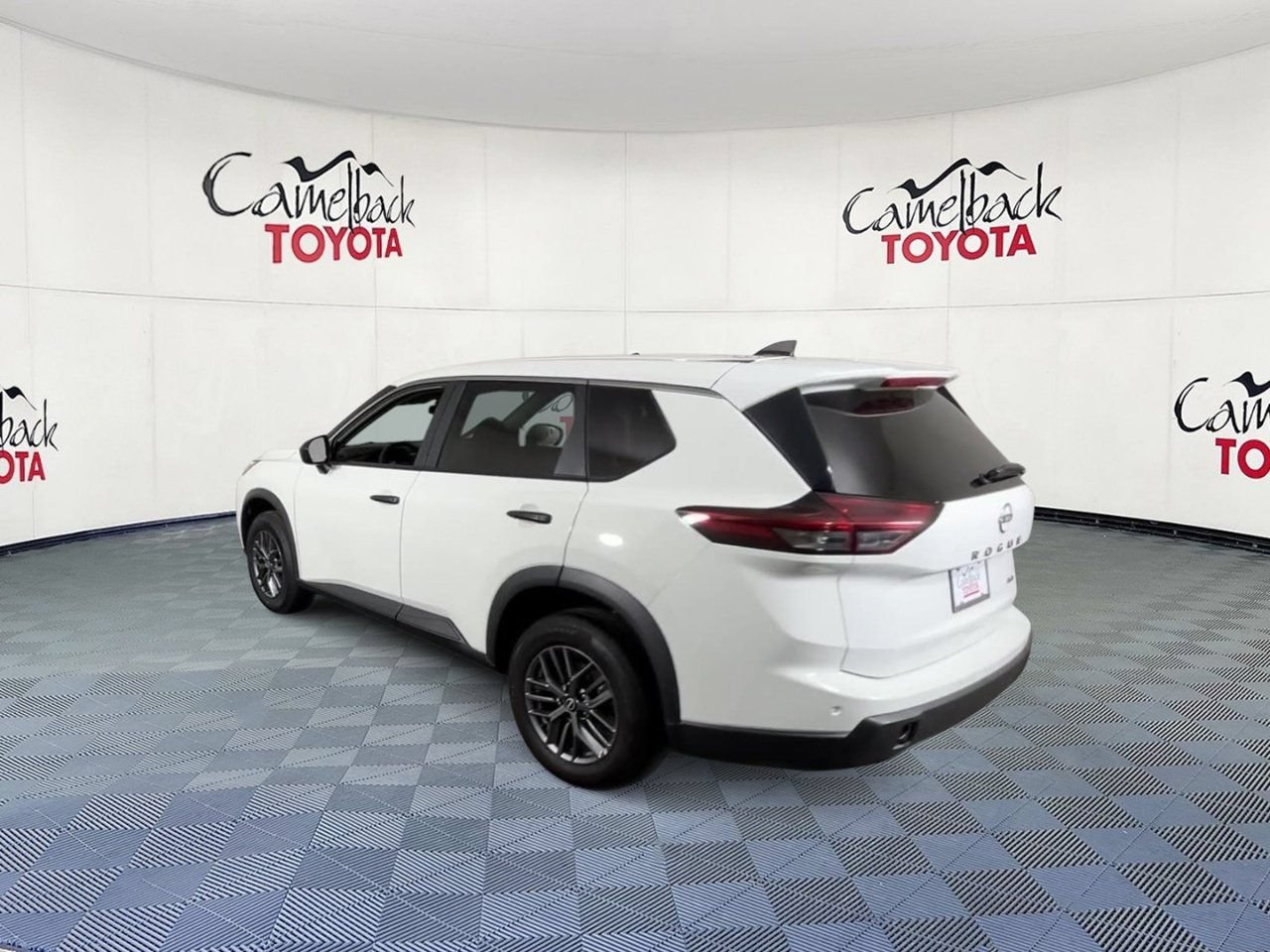 Used 2024 Nissan Rogue S AWD/4WD image 8