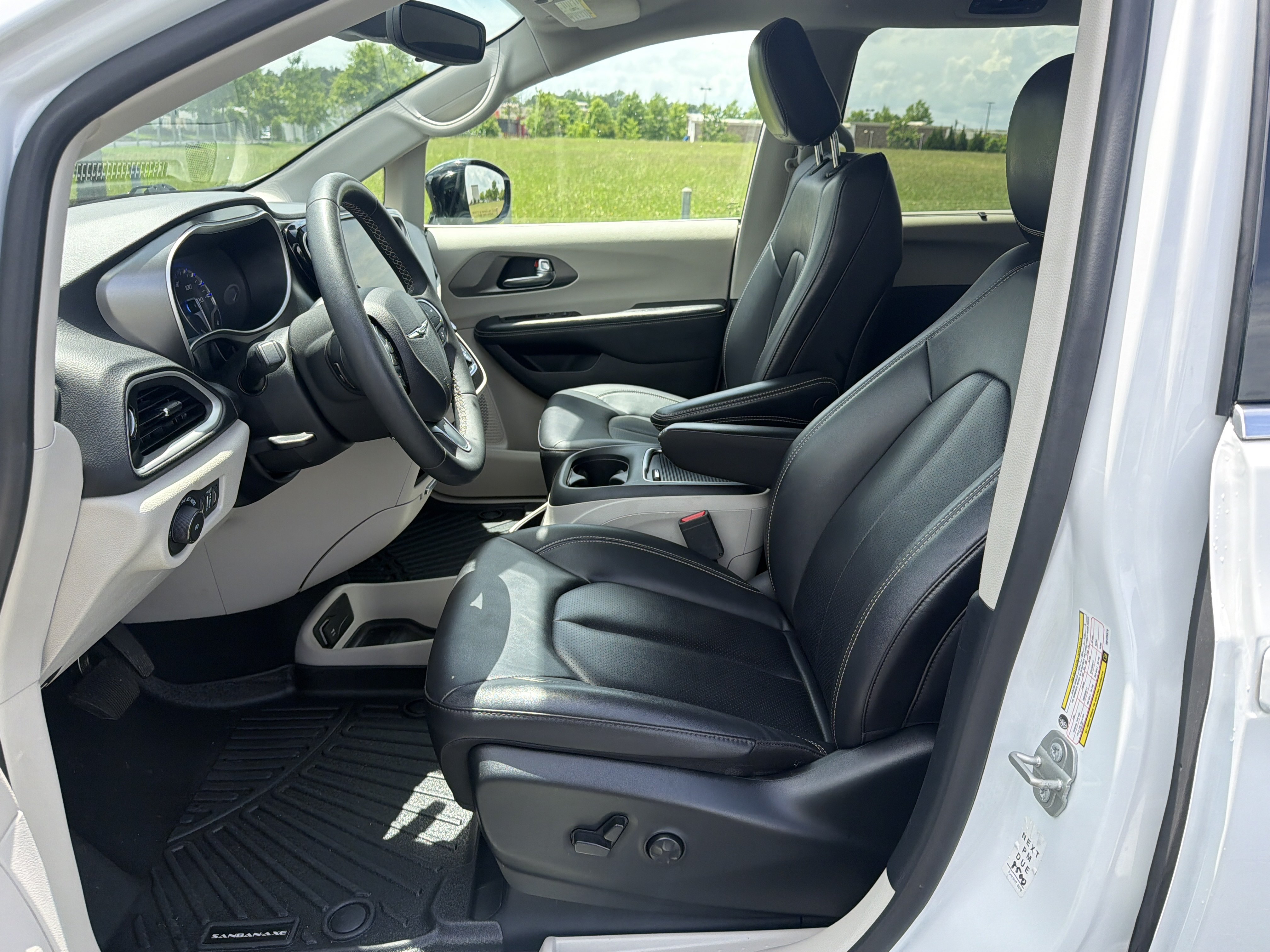 Used 2024 Chrysler Pacifica Touring-L FWD image 24
