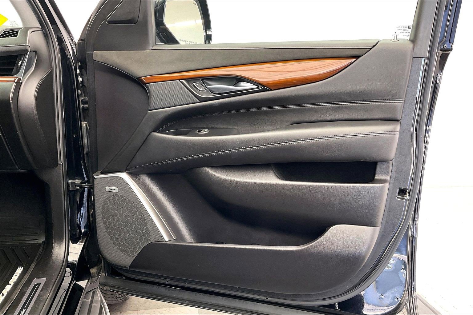 Used 2017 Cadillac Escalade Luxury AWD/4WD image 26