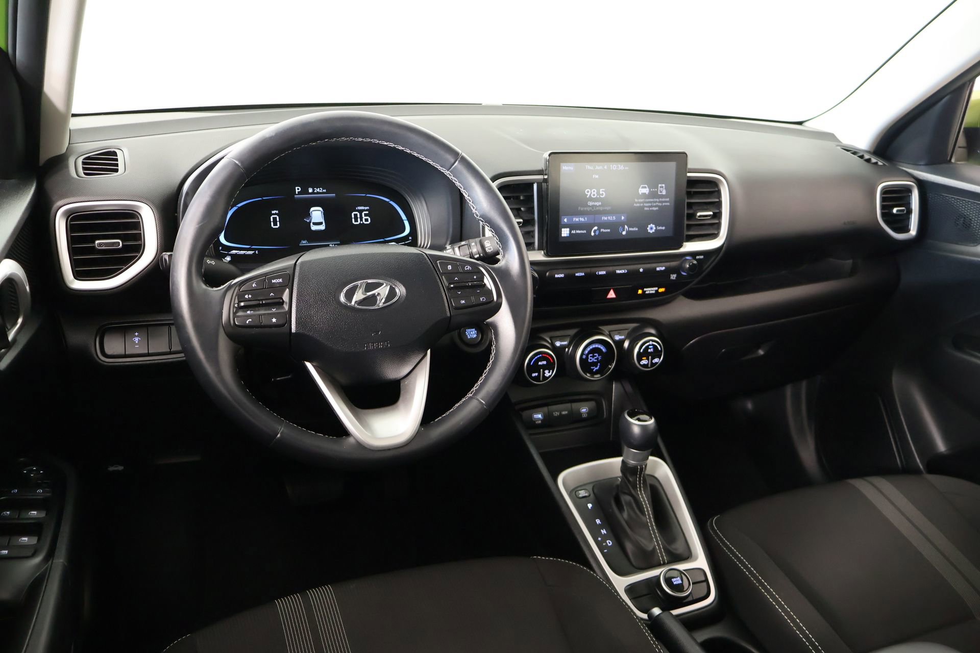 Used 2024 Hyundai Venue SEL FWD image 2