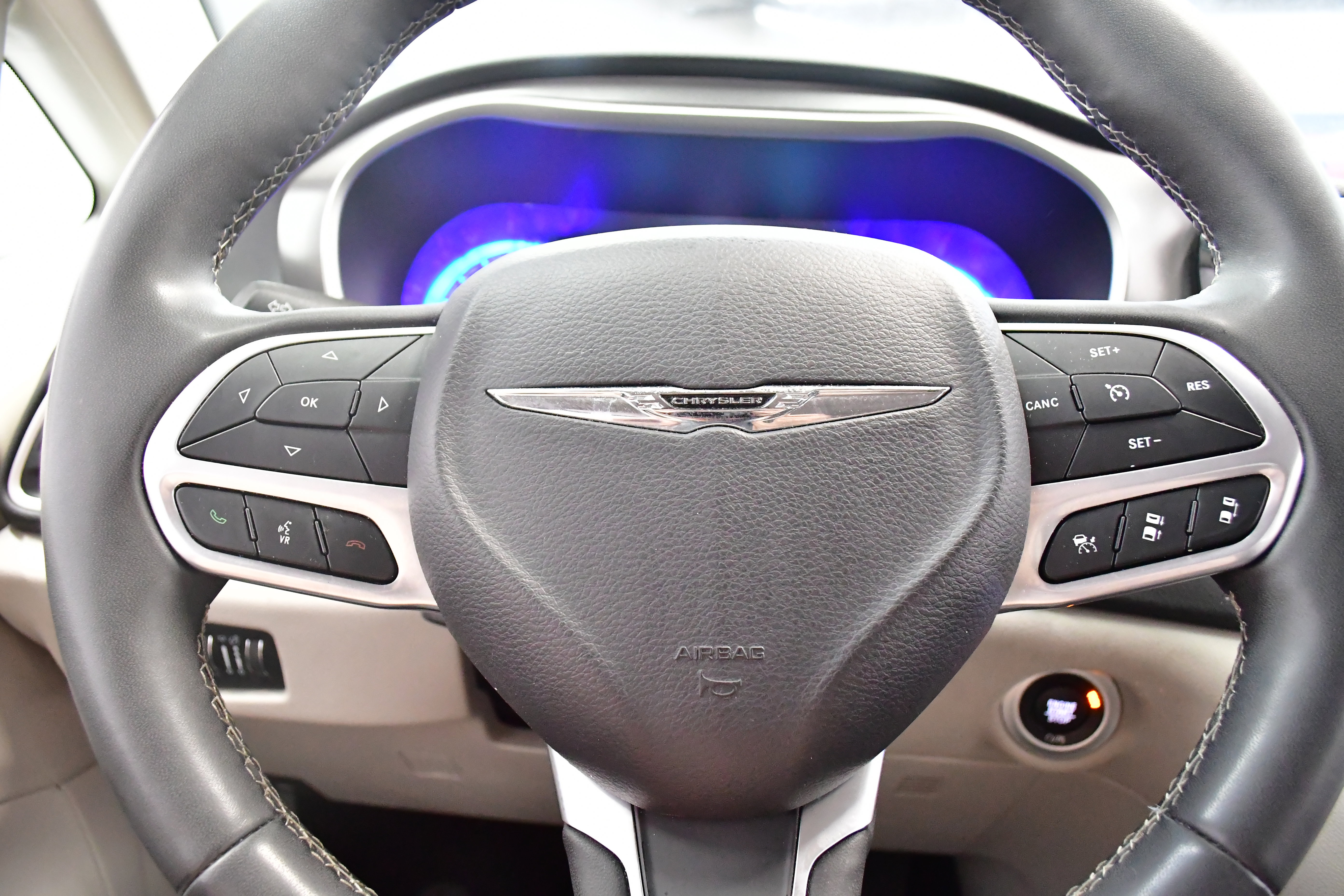 Used 2023 Chrysler Pacifica Touring-L image 39