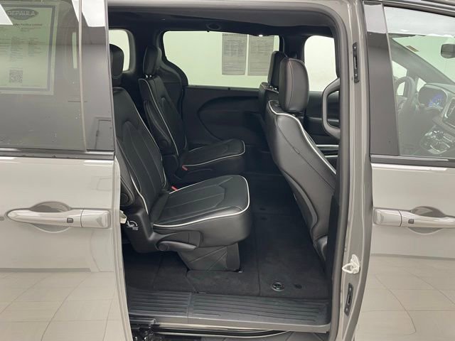 Used 2025 Chrysler Pacifica Limited image 15