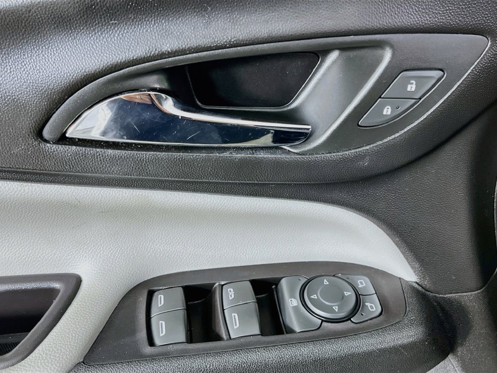 Used 2019 Chevrolet Equinox LS FWD image 22
