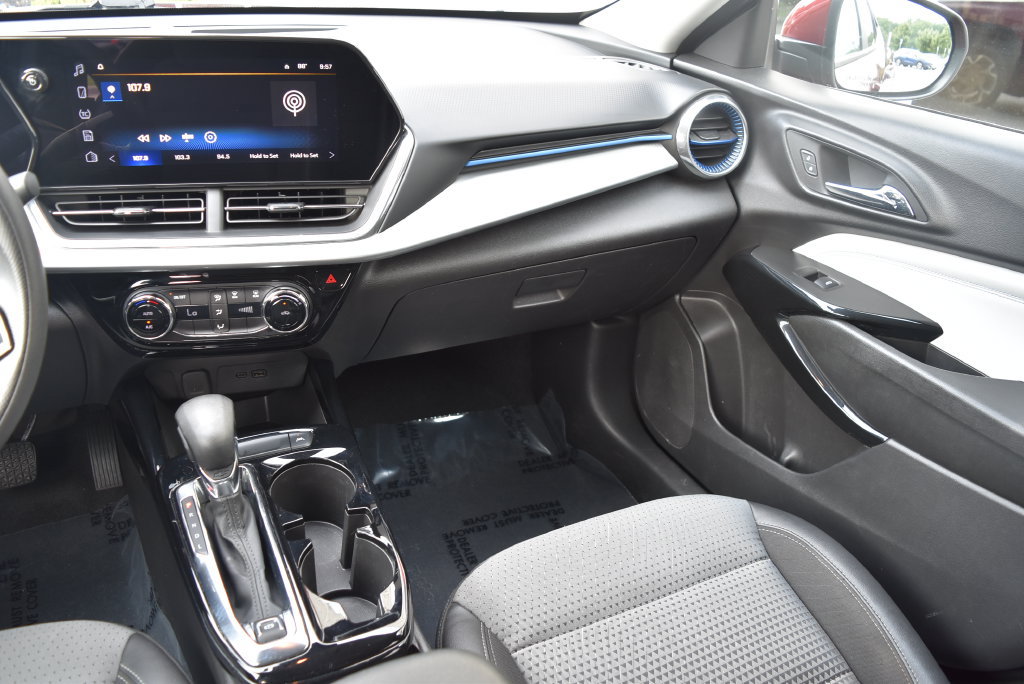 Used 2025 Chevrolet Trax LT FWD image 13