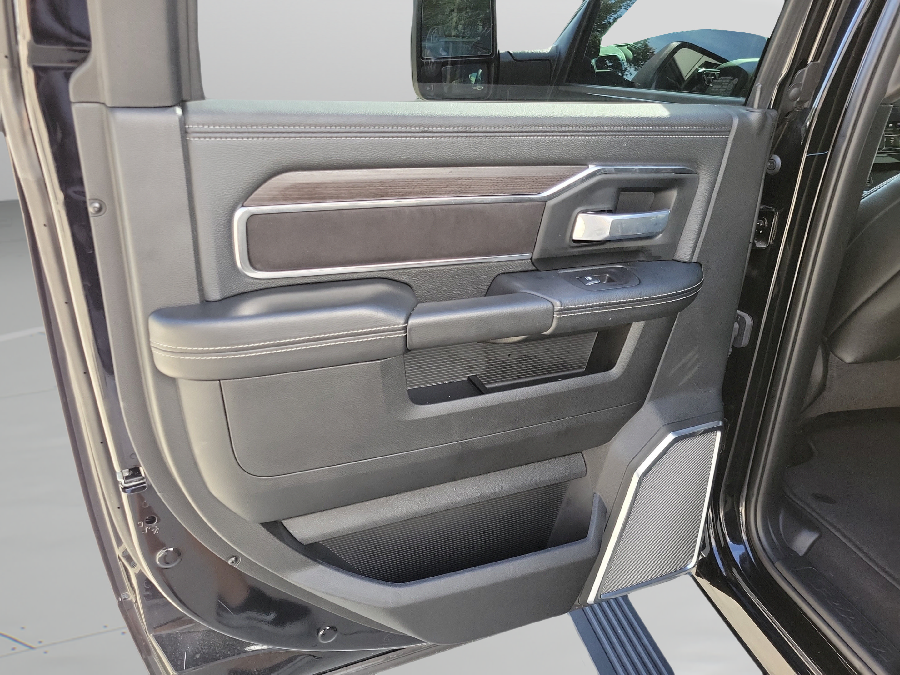 Used 2025 RAM 2500 Laramie AWD/4WD image 25