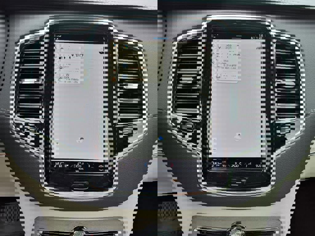 Used 2025 Volvo XC90 T8 Ultra w/ Protection Package Premier image 12