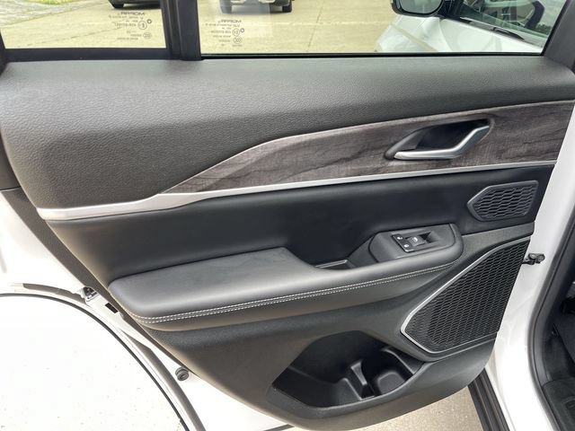 Used 2024 Jeep Grand Cherokee Limited w/ Black Appearance Package AWD/4WD image 12
