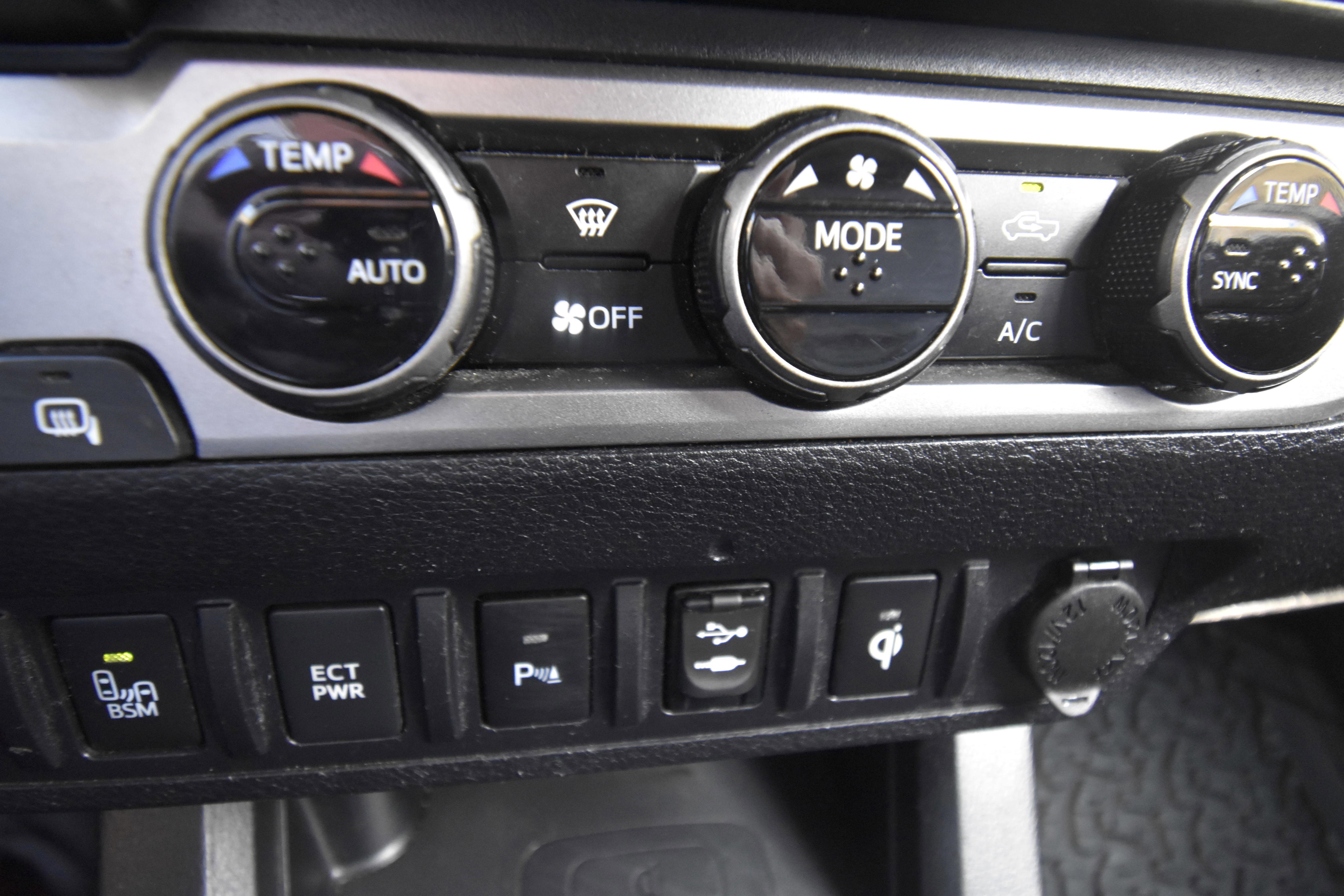 Used 2016 Toyota Tacoma Limited w/ Towing Package RWD image 13