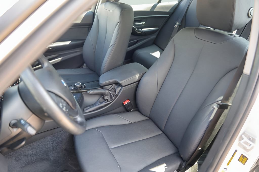Used 2018 BMW 320i xDrive Sedan AWD/4WD image 10