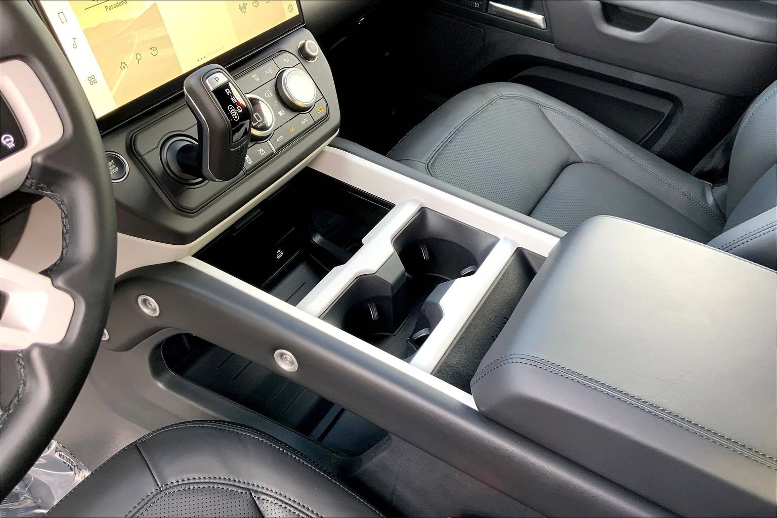 New 2026 Land Rover Defender 130 X-Dynamic SE image 10