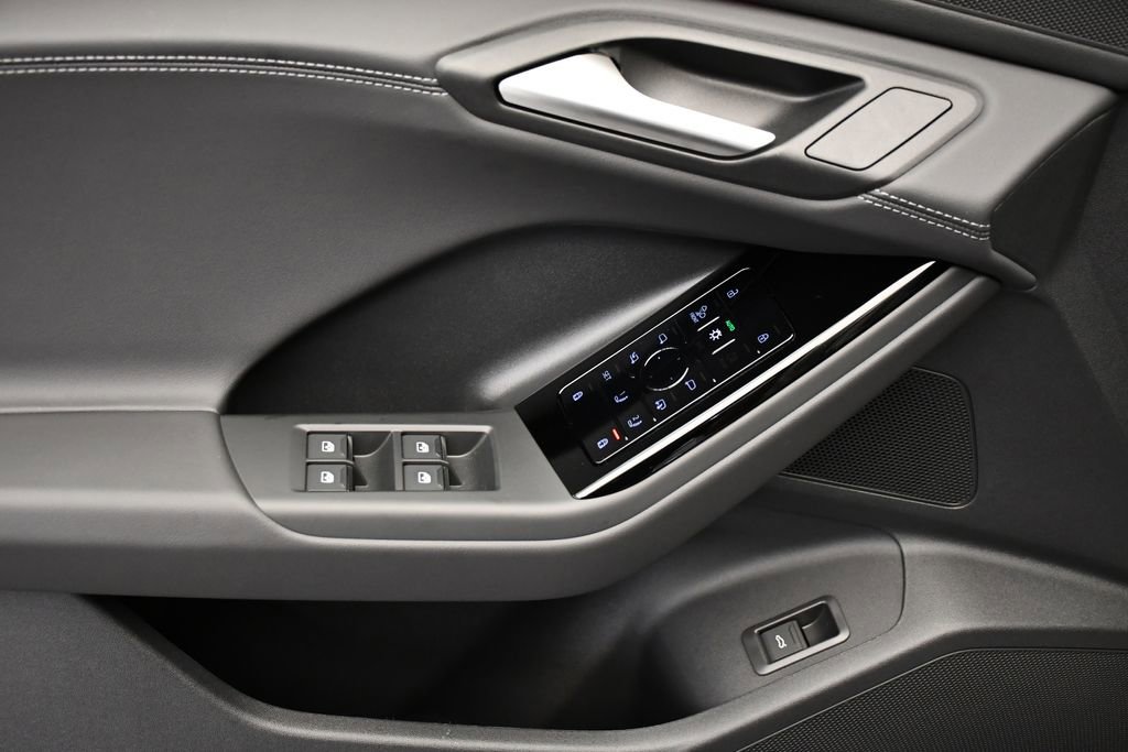 New 2025 Audi Q6 e-tron Premium Plus image 36