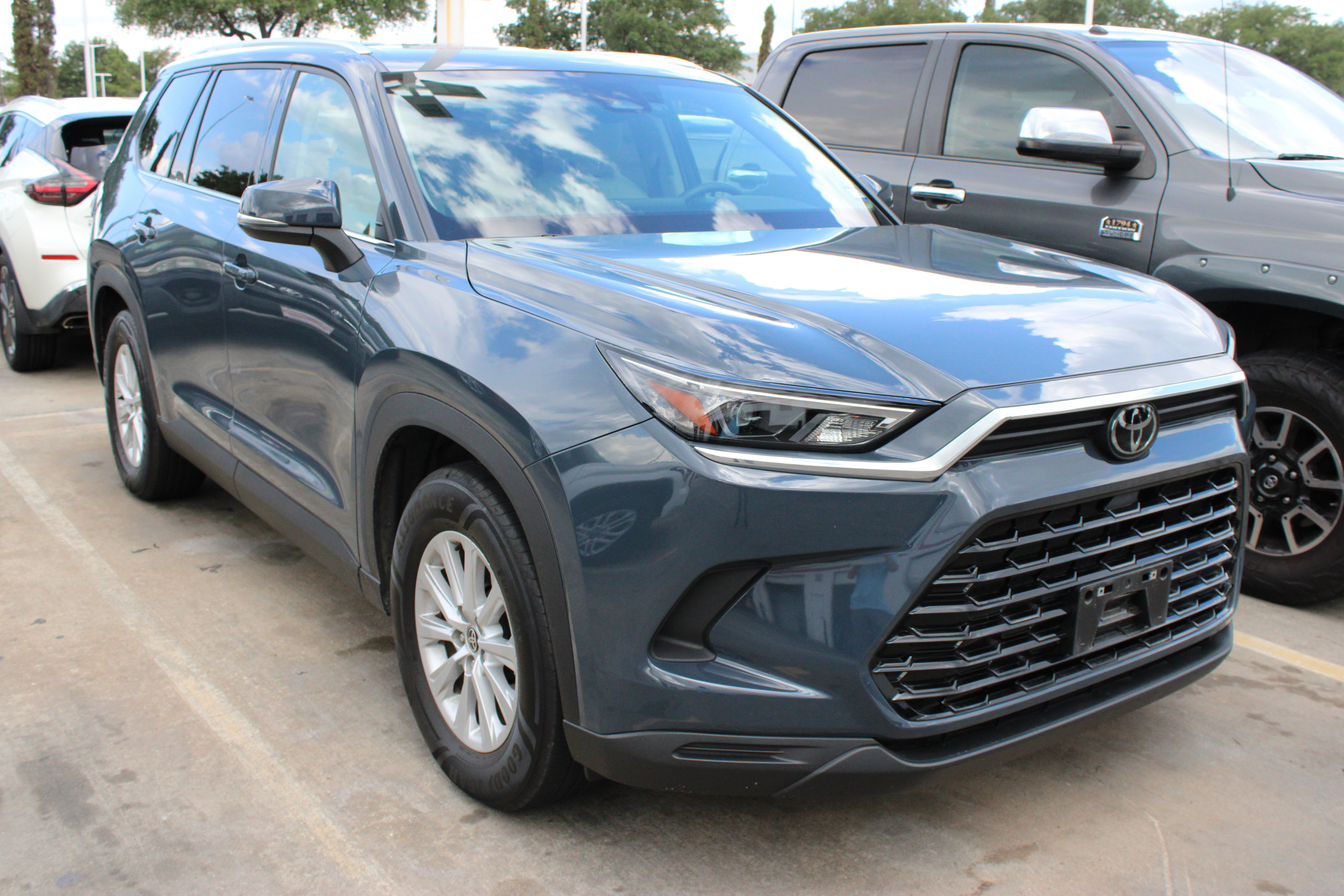 Used 2024 Toyota Grand Highlander AWD image 2