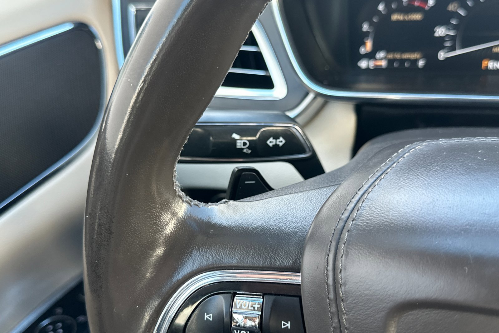 Used 2017 Lincoln Continental Select image 36