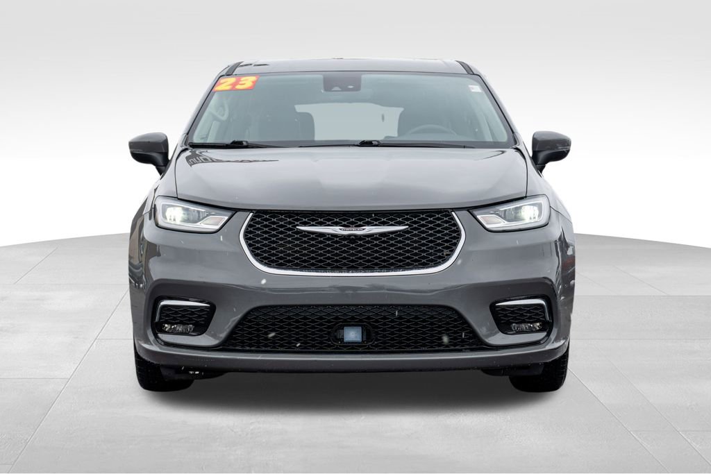 Used 2023 Chrysler Pacifica Touring-L image 2