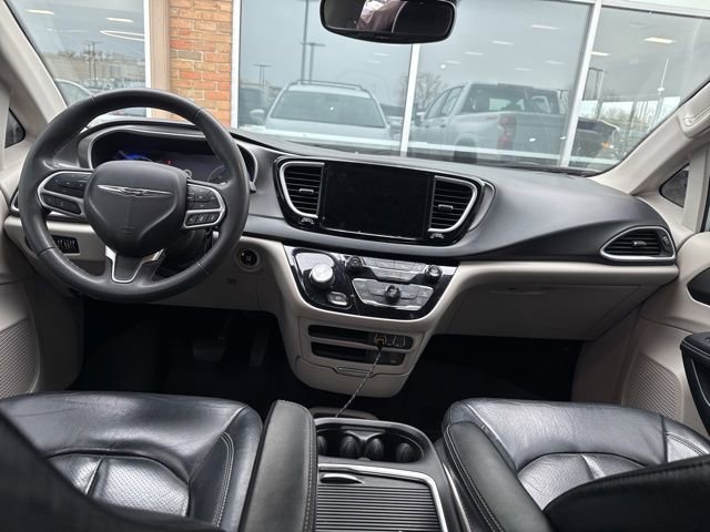 Used 2022 Chrysler Pacifica Touring-L image 18