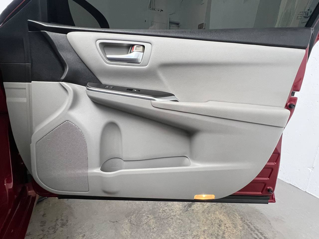 Used 2015 Toyota Camry SE w/ Moonroof Package FWD image 11