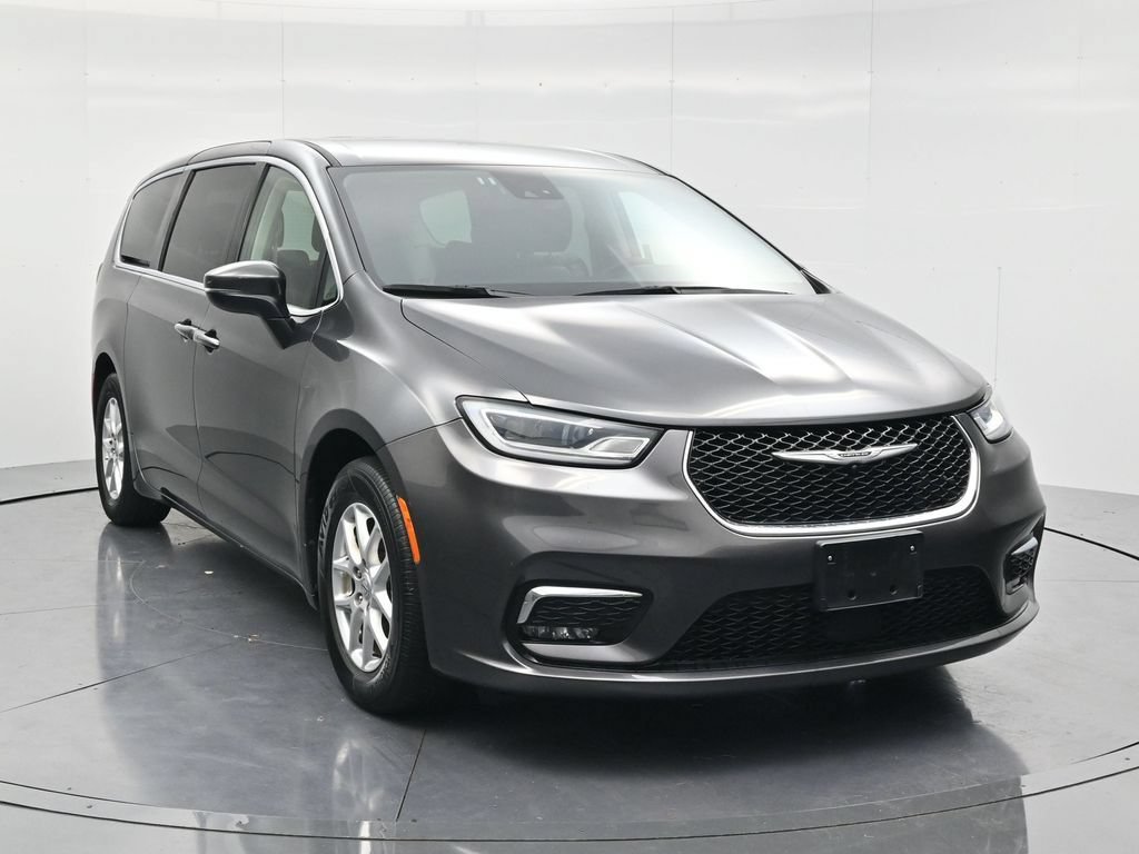 Used 2023 Chrysler Pacifica Touring-L FWD image 3