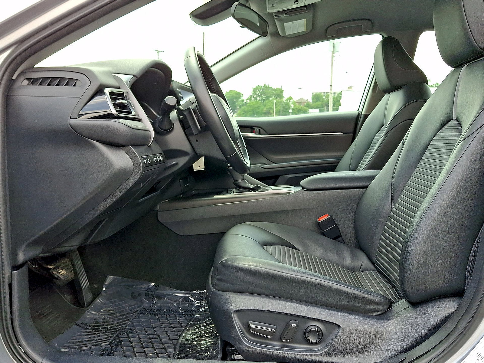 Used 2024 Toyota Camry SE FWD image 11