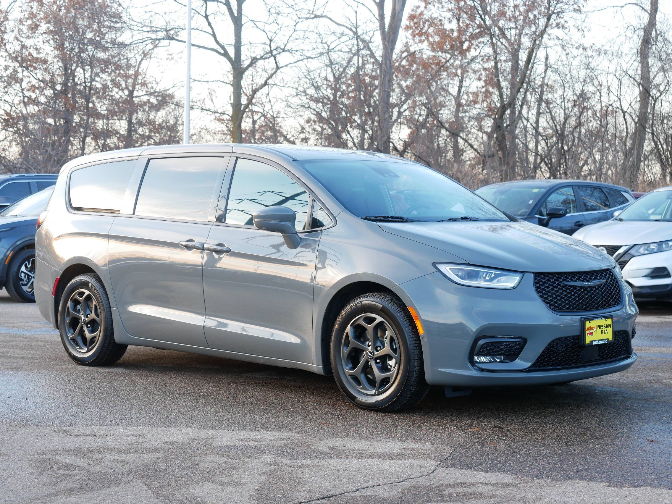 Used 2022 Chrysler Pacifica Limited w/ Uconnect Theater Family Group image 39