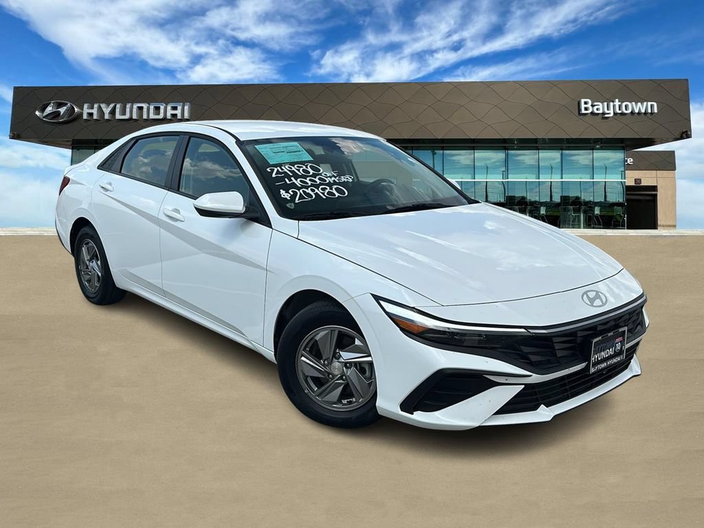 Used 2026 Hyundai Elantra SE FWD image 1