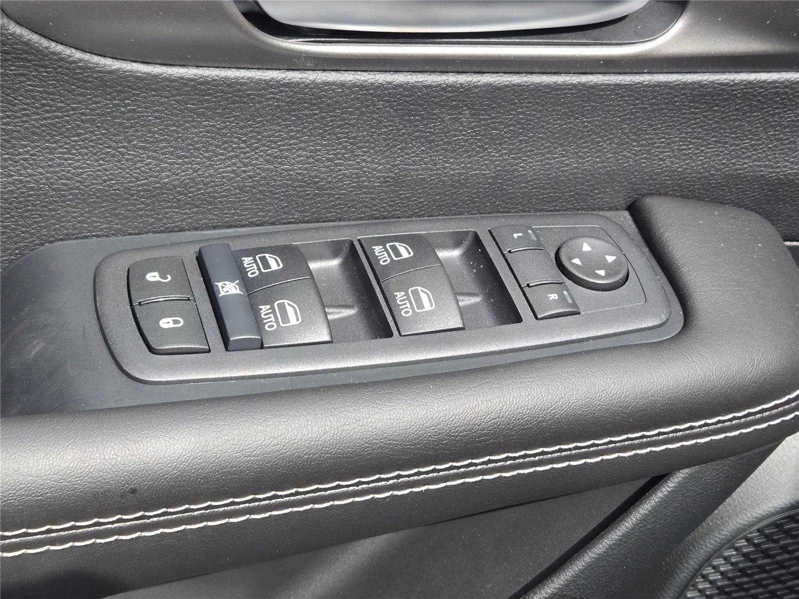 New 2027 Chrysler Pacifica Select FWD image 24