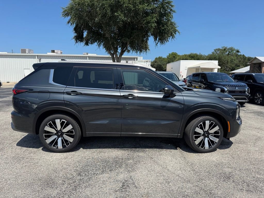 New 2025 Mitsubishi Outlander SEL image 9