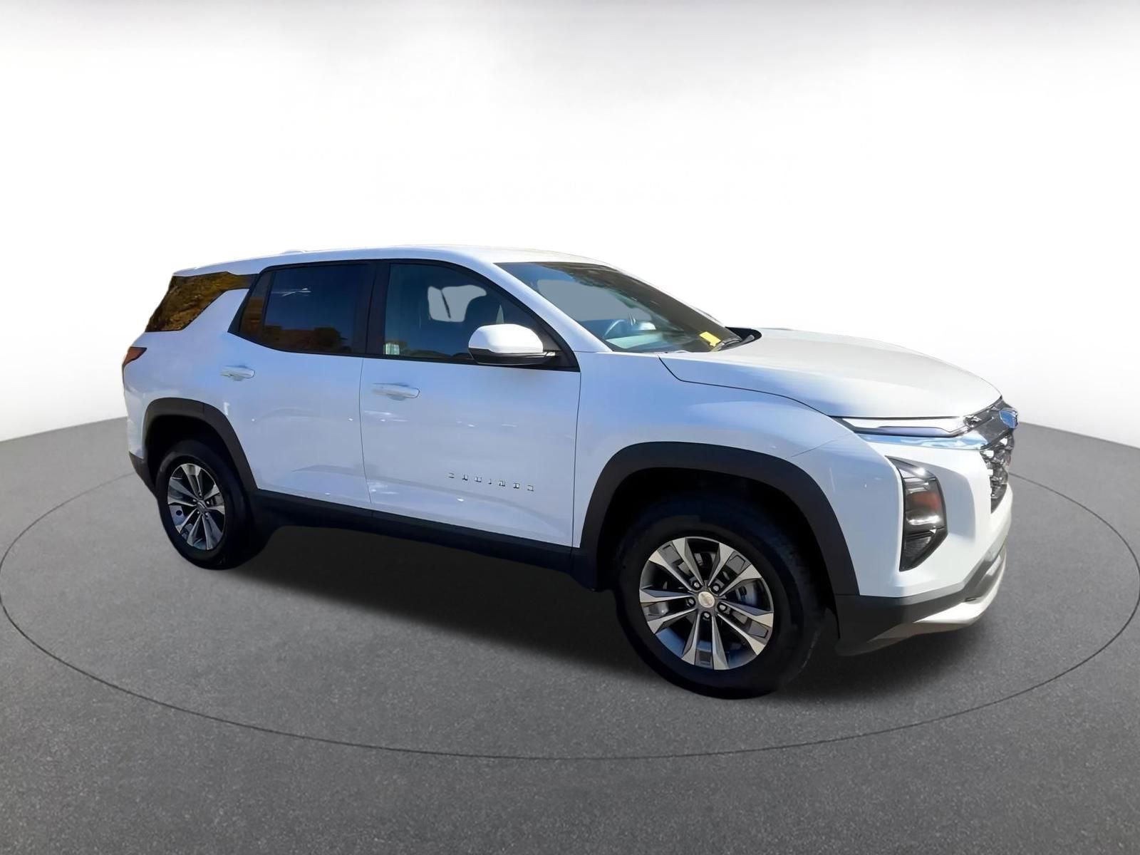 Used 2025 Chevrolet Equinox LT image 2