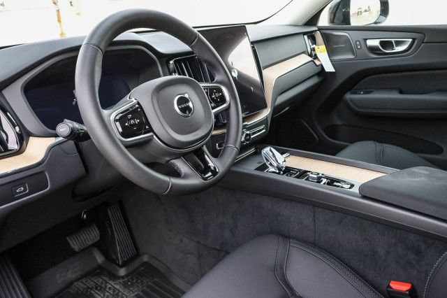 Used 2026 Volvo XC60 B5 Plus w/ Climate Package PRO AWD/4WD image 32