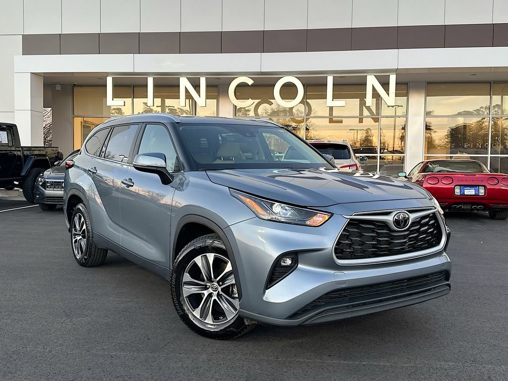 Used 2024 Toyota Highlander XLE image 1