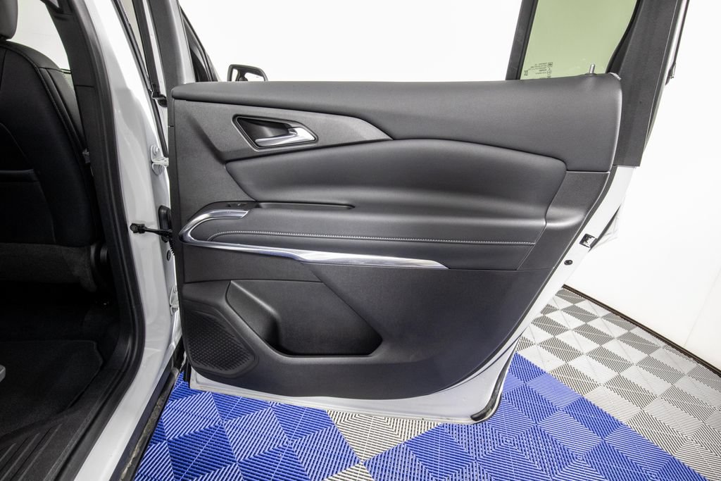 Used 2025 Chevrolet Traverse LT FWD image 19