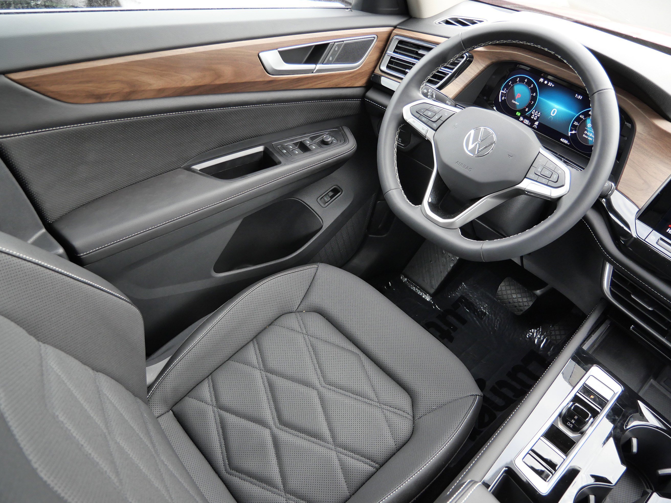 Certified 2024 Volkswagen Atlas SE w/ Black Wheel Package image 9