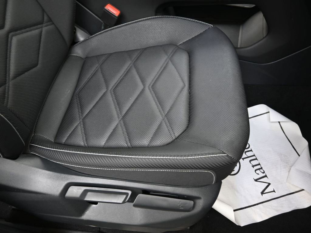 Certified 2025 Volkswagen Atlas Cross Sport SE image 12