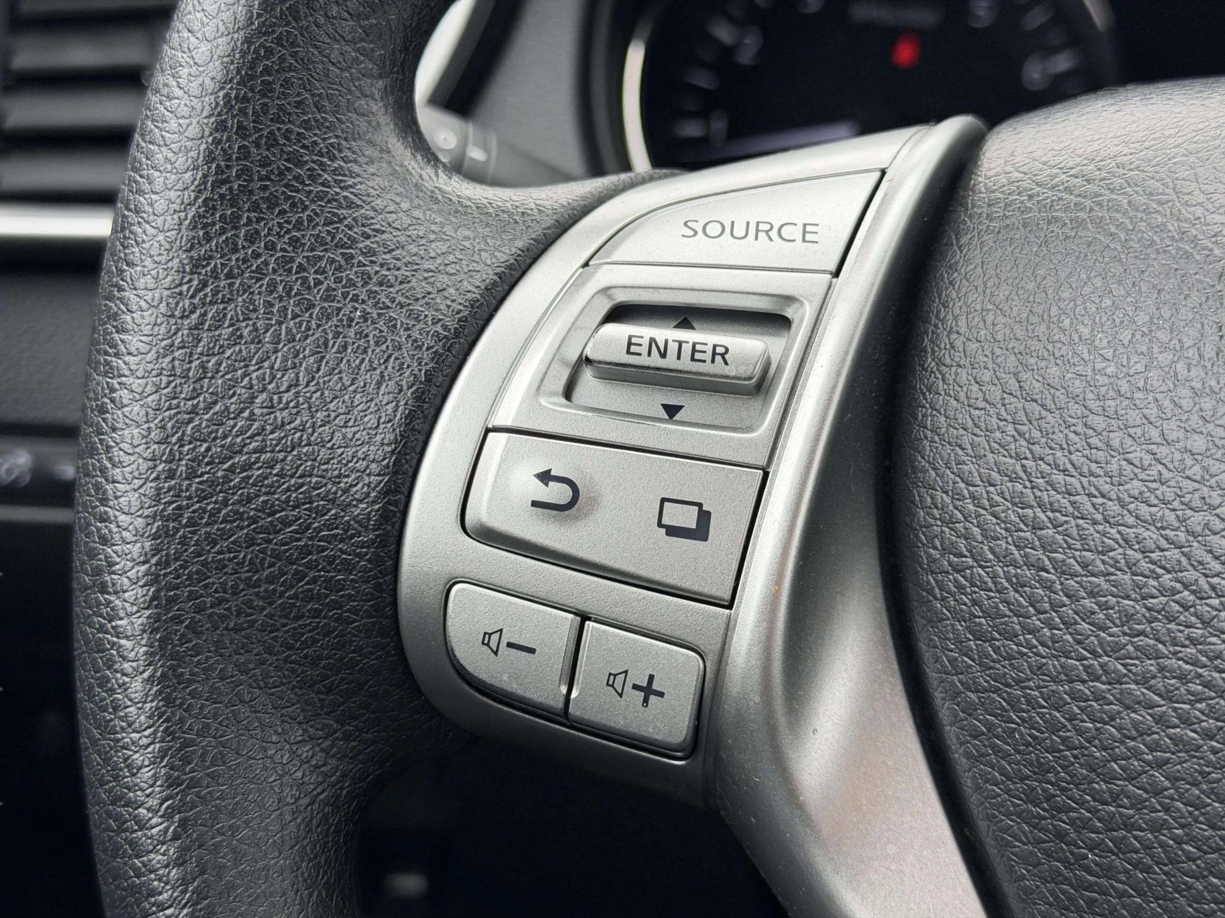 Used 2015 Nissan Rogue SV AWD/4WD image 24