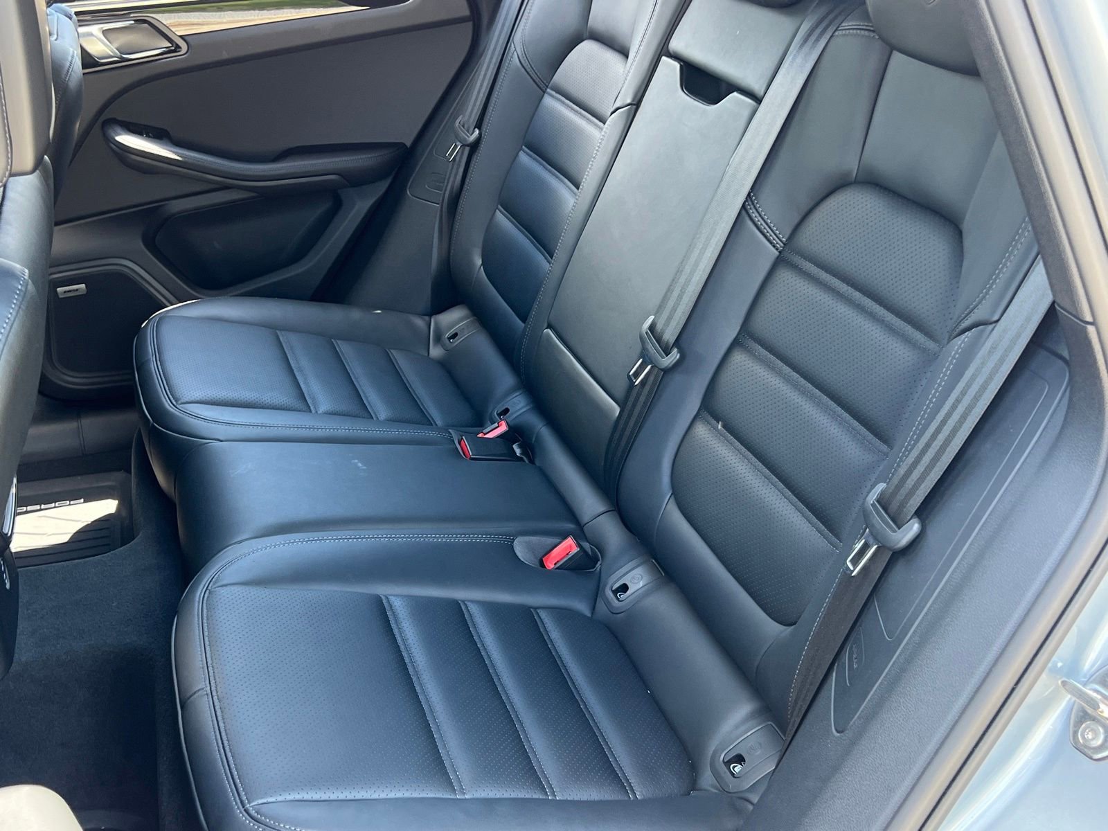Certified 2025 Porsche Macan AWD/4WD image 18