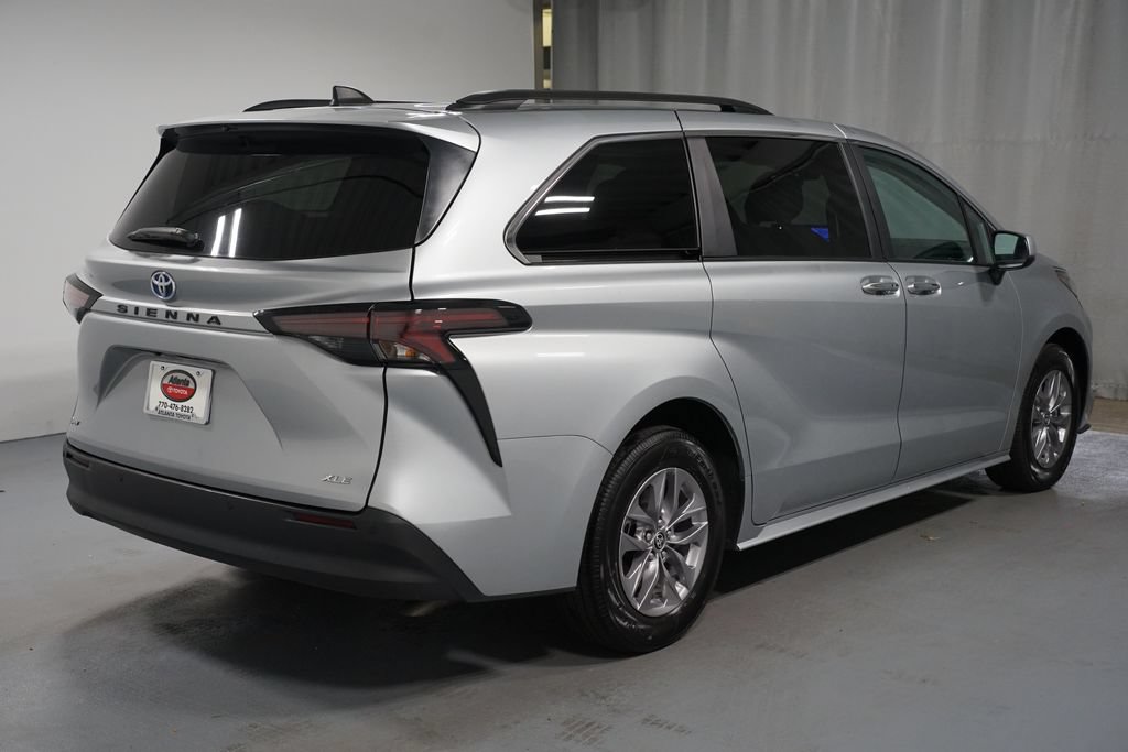 Certified 2025 Toyota Sienna XLE FWD image 8