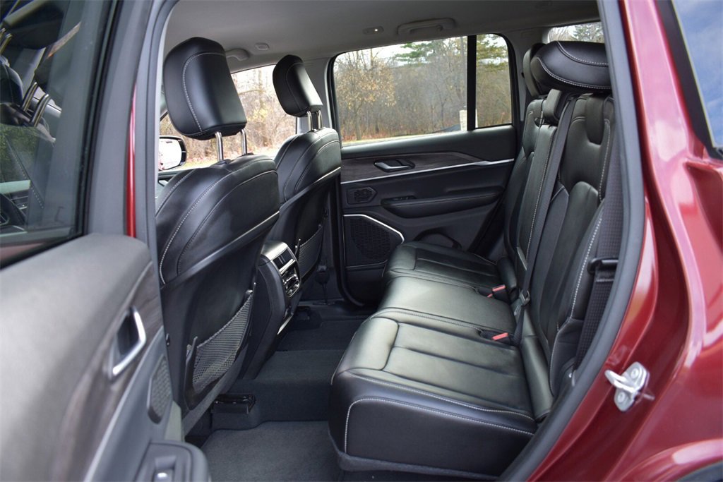 Used 2023 Jeep Grand Cherokee Limited w/ Black Appearance Package image 26