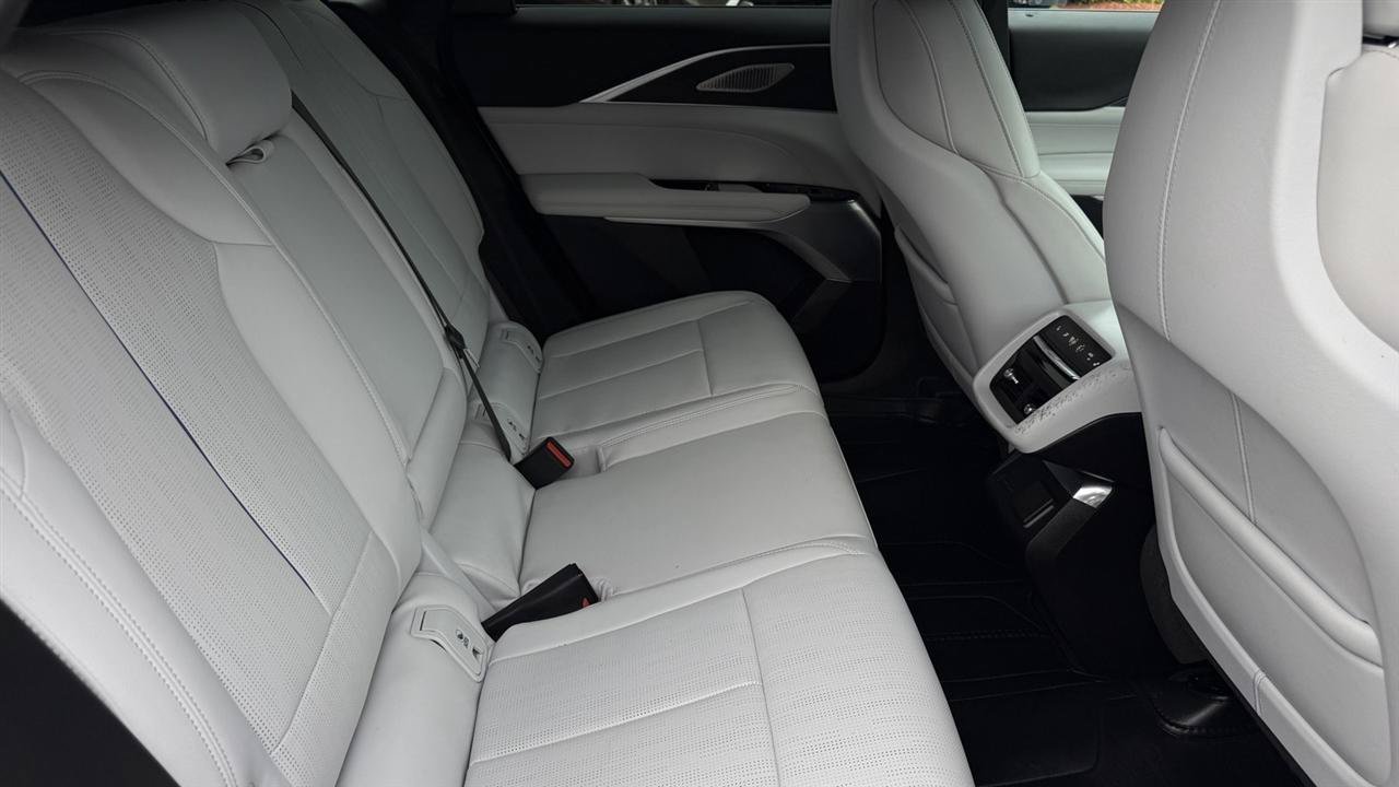Used 2024 Cadillac Lyriq Sport RWD image 37